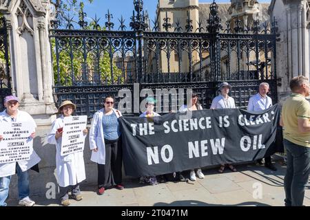 5 settembre 2023, nessuna nuova protesta petrolifera con i manifestanti fuori dalla camera del Parlamento, Londra, Regno Unito in una giornata molto calda per protestare Foto Stock