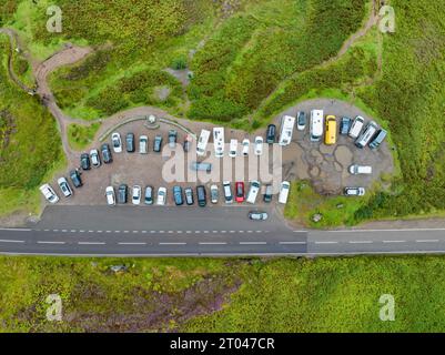 Vista aerea, vista dall'alto verso il basso, del parcheggio e del punto panoramico affollato degli escursionisti, punto panoramico Three Sister Viewpoint sulla strada panoramica A82 a Glen Coe, Highlands Foto Stock
