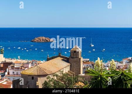 Una vista panoramica delle barche in Costa Brava, Tossa de Mar, Catalogna, Spagna Foto Stock