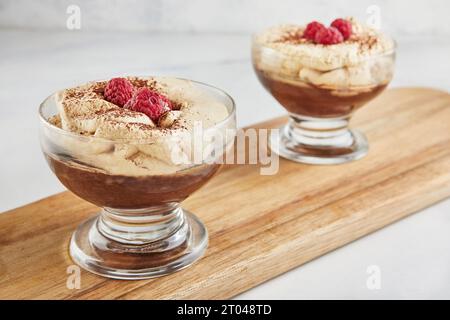 Crema al cioccolato con gusto di whisky e caffè, con whisky e panna montata al caffè. Foto Stock