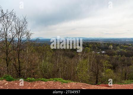 Vista delle montagne Moravskoslezske Beskydfy dalla collina Halda Ema sopra la città di Ostrava nella repubblica Ceca durante la primavera Foto Stock