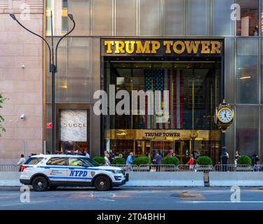 09.19.23. New York City, USA. Gli agenti di polizia sorvegliano la torre Trump a Manhattan. Foto Stock