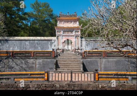 Vietnam: Porta d'ingresso alla tomba dell'imperatore tu Duc, Hue. Tự Đức (22 settembre 1829 – 17 luglio 1883) (nome completo: Nguyễn Phúc Hồng Nhậm, anche Nguyen Phuc Thi) è stato il quarto imperatore della dinastia Nguyễn del Vietnam e regnò dal 1847 al 1883. Figlio dell'imperatore Thiệu Trị, il principe Nguyễn Phúc Hồng Nhậm succedette al padre sul trono, con il titolo regnante di Tự Đức, ma i problemi familiari causarono un inizio violento della sua epoca. Thiệu Trị aveva passato il figlio maggiore più moderato, Hồng Bảo, per dare il trono a Tự Đức. Foto Stock