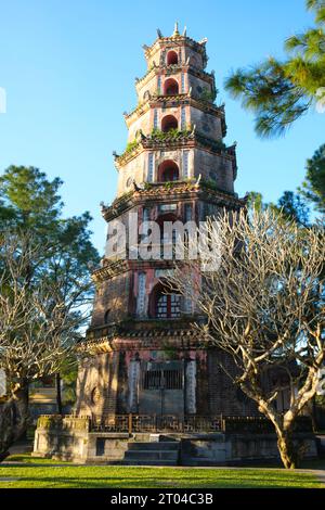 Vietnam: Thien Mu Pagoda, Hue. La Pagoda di Thien Mu fu costruita nel 1601 sotto Nguyen Hoang, il governatore della provincia di Thuan Hoa, ora nota come Hue. Anche se giurò fedeltà alla dinastia le ad Hanoi, Nguyen Hoang governò effettivamente Thuan Hoa come stato indipendente nel Vietnam centrale. La pagoda ha sette storie ed è la più alta del Vietnam, ed è spesso oggetto di rime popolari e poesie su Hue, che fu la capitale imperiale del Vietnam tra il 1802 e il 1945. Foto Stock