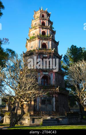 Vietnam: Thien Mu Pagoda, Hue. La Pagoda di Thien Mu fu costruita nel 1601 sotto Nguyen Hoang, il governatore della provincia di Thuan Hoa, ora nota come Hue. Anche se giurò fedeltà alla dinastia le ad Hanoi, Nguyen Hoang governò effettivamente Thuan Hoa come stato indipendente nel Vietnam centrale. La pagoda ha sette storie ed è la più alta del Vietnam, ed è spesso oggetto di rime popolari e poesie su Hue, che fu la capitale imperiale del Vietnam tra il 1802 e il 1945. Foto Stock