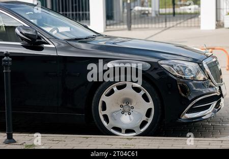 Minsk, Bielorussia, 4 ottobre 2023 - costosa auto di lusso - Mercedes Maybach. Auto tedesca Premium Foto Stock