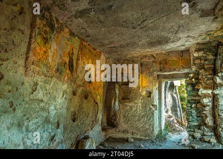 L'abbazia di Santa Maria di Pulsano è circondata da vari eremi, talvolta affrescati, utilizzati come case e luoghi di preghiera. Puglia Foto Stock