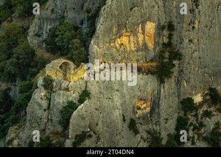 L'abbazia di Santa Maria di Pulsano è circondata da vari eremi, talvolta affrescati, utilizzati come case e luoghi di preghiera. Puglia Foto Stock