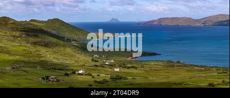 La costa panoramica su una parte del Ring of Kerry. Si tratta di un percorso turistico circolare lungo 179 km nella contea di Kerry, nel sud-ovest dell'Irlanda. Foto Stock