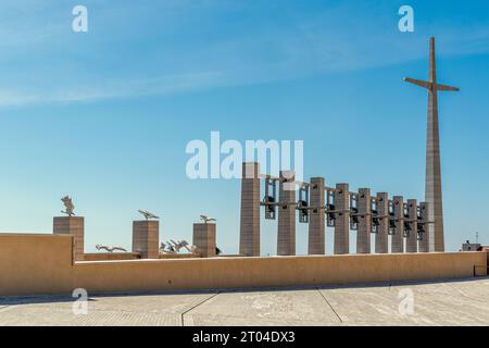 Il campanile orizzontale e la monumentale croce in pietra presso il Santuario di San Pio da Pietrelcina. San Giovanni Rotondo, provincia di Foggia, Puglia, IT Foto Stock