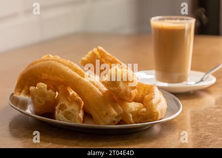 Piatto di Churros freschi in un tradizionale caffè churreria a Tenerife, Spagna Foto Stock