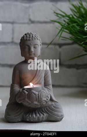 Una piccola statua di pietra di Buddha Foto Stock