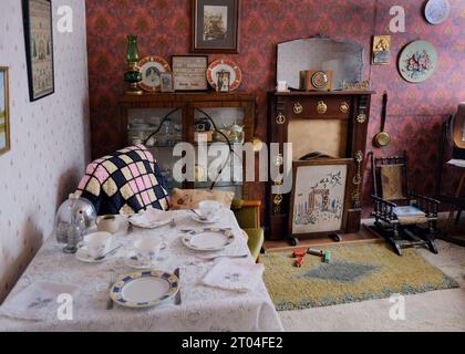 All'interno del post-guerra prefabbricato bungalow di emergenza. Foto Stock