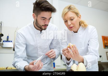 uomo donna che lavora con la cioccolata Foto Stock