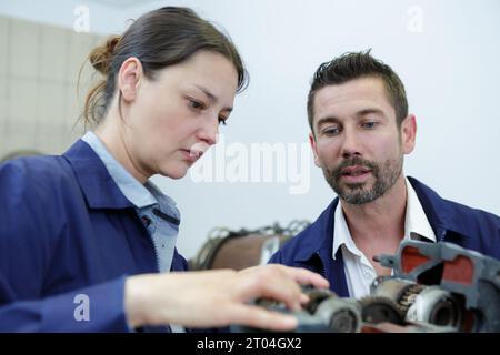 montaggio meccanico femmina dei cuscinetti nel motore Foto Stock