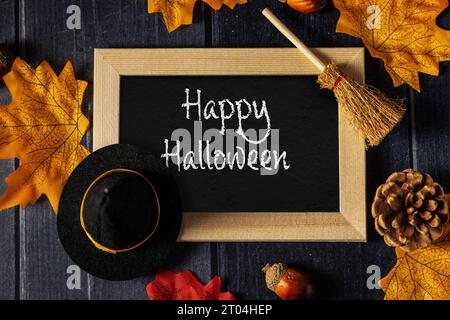 4 ottobre 2023: Decorazione autunnale e di Halloween intorno a una lavagna con l'iscrizione: FOTOMONTAGGIO felice Halloween *** Herbst und Halloween Dekoration um eine Kreidetafel mit Aufschrift: Happy Halloween FOTOMONTAGE Credit: Imago/Alamy Live News Foto Stock