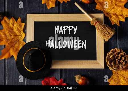 4 ottobre 2023: Decorazione autunnale e di Halloween intorno a una lavagna con l'iscrizione: FOTOMONTAGGIO felice Halloween *** Herbst und Halloween Dekoration um eine Kreidetafel mit Aufschrift: Happy Halloween FOTOMONTAGE Credit: Imago/Alamy Live News Foto Stock