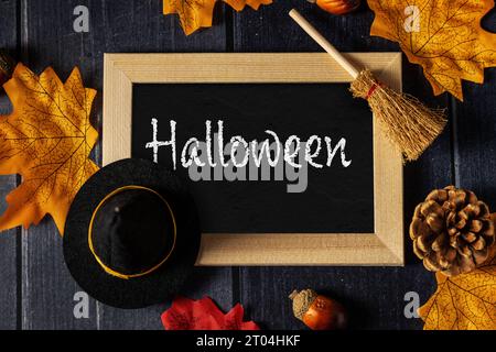 4 ottobre 2023: Decorazione autunnale e di Halloween intorno a una lavagna con l'iscrizione: Halloween PHOTOMONTAGE *** Herbst und Halloween Dekoration um eine Kreidetafel mit Aufschrift: Halloween FOTOMONTAGE Foto Stock