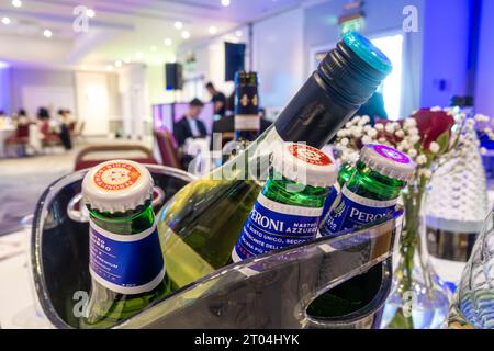 Bottiglie di birra Peroni servite su un tavolo a una festa Foto Stock