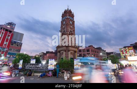 Torre dell'orologio di Faisalabad, precedentemente nota come Torre dell'orologio di Lyallpur. In piedi contro il cielo crepuscolo. Foto Stock