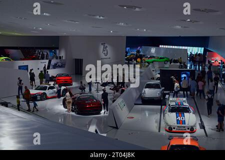 L'interno del bellissimo Museo Porsche di Stoccarda, Germania Foto Stock