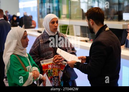 Jobmesse für Geflüchtete, organisiert von Berliner Jobcenter, Die IHK Berlin und Handwerkskammer. Geflüchtete werden hier beraten möglichst unbürokratisch Arbeit zu finden. DAS Angebot richtet sich an alle internationalen Kräfte - mit und ohne Ausbildung. Ludwig-Erhard-Haus AM 04.10.2023 a Berlino Jobmesse für Geflüchtete im Ludwig Erhard Haus a Berlino *** Fiera del lavoro per i rifugiati, organizzata dal Berlin Job Center, la camera di commercio e dell'industria di Berlino e la camera dell'Artigianato di Berlino sono invitati a trovare lavoro il più senza burocratismo possibile. l'offerta è rivolta a tutte le forze internazionali Foto Stock