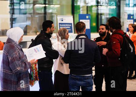 Jobmesse für Geflüchtete, organisiert von Berliner Jobcenter, Die IHK Berlin und Handwerkskammer. Geflüchtete werden hier beraten möglichst unbürokratisch Arbeit zu finden. DAS Angebot richtet sich an alle internationalen Kräfte - mit und ohne Ausbildung. Ludwig-Erhard-Haus AM 04.10.2023 a Berlino Jobmesse für Geflüchtete im Ludwig Erhard Haus a Berlino *** Fiera del lavoro per i rifugiati, organizzata dal Berlin Job Center, la camera di commercio e dell'industria di Berlino e la camera dell'Artigianato di Berlino sono invitati a trovare lavoro il più senza burocratismo possibile. l'offerta è rivolta a tutte le forze internazionali Foto Stock