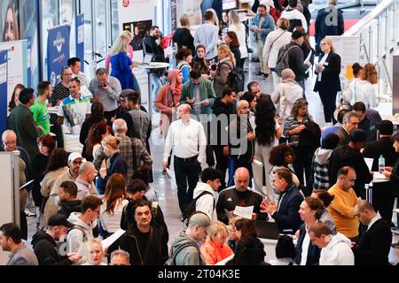 Jobmesse für Geflüchtete, organisiert von Berliner Jobcenter, Die IHK Berlin und Handwerkskammer. Geflüchtete werden hier beraten möglichst unbürokratisch Arbeit zu finden. DAS Angebot richtet sich an alle internationalen Kräfte - mit und ohne Ausbildung. Ludwig-Erhard-Haus AM 04.10.2023 a Berlino Jobmesse für Geflüchtete im Ludwig Erhard Haus a Berlino *** Fiera del lavoro per i rifugiati, organizzata dal Berlin Job Center, la camera di commercio e dell'industria di Berlino e la camera dell'Artigianato di Berlino sono invitati a trovare lavoro il più senza burocratismo possibile. l'offerta è rivolta a tutte le forze internazionali Foto Stock