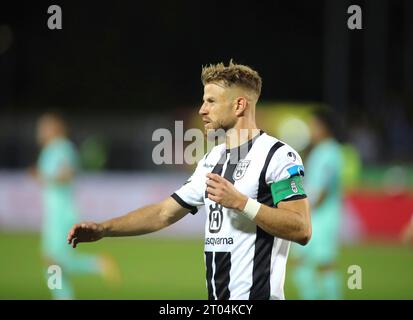 Ulm, Deutschland. 3 ottobre 2023. Ulm, Deutschland 03. Ottobre 2023: Fussball, Herren, 3. Liga, Saison 2023/2024, SSV Ulm 1846 - TSV 1860 München, Donaustadion Johannes Reichert (SSV Ulm 1846) seitlich, Kopf, Oberkörper i regolamenti DFB vietano qualsiasi uso di fotografie come sequenze di immagini e/o quasi-video credito: dpa/Alamy Live News Foto Stock