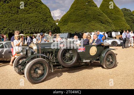 Principe Michael di Kent alla guida della 1929 4,5 litri le Mans Vanden Plas Stanley Mann Bentley al Concours of Elegance 2023, Hampton Court Palace, Londra Foto Stock