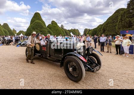 Principe Michael di Kent alla guida della 1929 4,5 litri le Mans Vanden Plas Stanley Mann Bentley al Concours of Elegance 2023, Hampton Court Palace, Londra Foto Stock