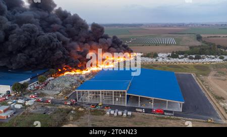 Osijek, Hrvatska. 4 ottobre 2023. Vista aerea del grande incendio scoppiò presso la Drava International, principale azienda di riciclaggio di bottiglie di PET raccolte in un sistema di recupero dei depositi in Croazia, nel sobborgo di Osijek a Brijest, in Croazia, il 4 ottobre 2023. Foto: Borna Jaksic/PIXSELL credito: Pixsell/Alamy Live News Foto Stock