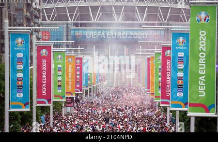 Foto del file datata 11-07-2021 dei fan inglesi lungo Wembley Way. Il Regno Unito e l’Irlanda ospiteranno Euro 2028, previa approvazione finale da parte del comitato esecutivo della UEFA la prossima settimana, dopo che la Turchia ha ritirato i suoi interessi. Data di emissione: Mercoledì 4 ottobre 2023. Foto Stock