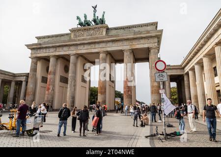 Berlino, Germania. 3 ottobre 2023. Una vista della porta di Brandeburgo nel 33° anniversario della giornata dell'unità tedesca. La caduta del muro di Berlino il 9 novembre 1989, che segnò la fine della guerra fredda, aveva spianato la strada alla riunificazione tedesca appena un anno dopo. Il trattato di unificazione, firmato il 20 settembre 1990, che proclamava il 3 ottobre festa nazionale, segnò la fine della divisione della Germania. Credito: SOPA Images Limited/Alamy Live News Foto Stock