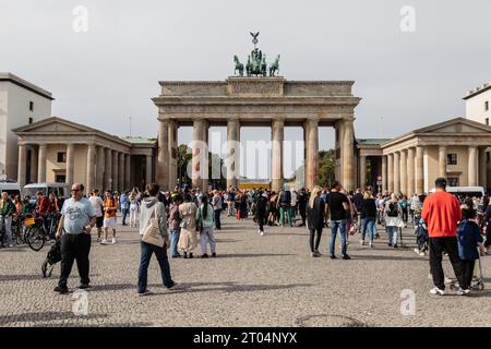 Berlino, Germania. 3 ottobre 2023. Una vista della porta di Brandeburgo nel 33° anniversario della giornata dell'unità tedesca. La caduta del muro di Berlino il 9 novembre 1989, che segnò la fine della guerra fredda, aveva spianato la strada alla riunificazione tedesca appena un anno dopo. Il trattato di unificazione, firmato il 20 settembre 1990, che proclamava il 3 ottobre festa nazionale, segnò la fine della divisione della Germania. Credito: SOPA Images Limited/Alamy Live News Foto Stock