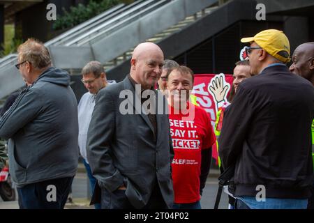 Londra, Inghilterra, Regno Unito. 4 ottobre 2023. Il segretario generale della RMT MICK LYNCH è visto visitare la linea di picchetti ASLEF fuori dalla stazione di Euston mentre i lavoratori di 16 compagnie ferroviarie in tutta l'Inghilterra sono in sciopero per la conferenza del Partito Conservatore a Manchester. (Immagine di credito: © Tayfun salci/ZUMA Press Wire) SOLO USO EDITORIALE! Non per USO commerciale! Crediti: ZUMA Press, Inc./Alamy Live News Foto Stock