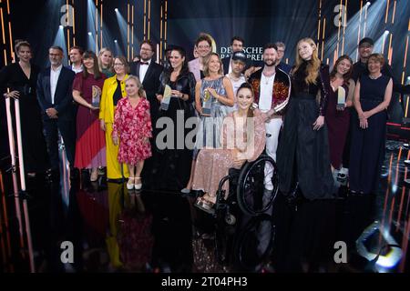 Alle Preistraeger des Deutschen Radiopreises, Schlussfoto, Verleihung des Deutschen Radiopreises 2023 ad Amburgo am 07.09.2022, *** tutti i vincitori del German radio Award, foto finale, cerimonia di premiazione del German radio Award 2023 ad Amburgo il 07 09 2022, credito: Imago/Alamy Live News Foto Stock
