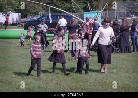 La bibbia impone agli ebrei di divertirsi durante la festa di Sukkos. Le famiglie ebree di Monsey sono andate al Manny Weldler Park e hanno fatto proprio questo. 2 ottobre 2023. Foto Stock