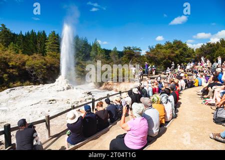 Rotorua, nuova Zelanda - 29 gennaio 2010: I visitatori del parco geotermico Wai-o-Tapu assistono alla spettacolare eruzione del geyser Lady Knox Foto Stock
