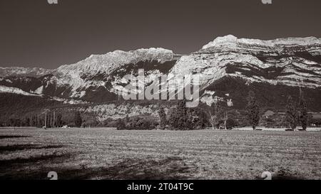 Guardando ad ovest attraverso i campi dalla città di Varces-Allières-et-Risset, Isere, Francia, verso le montagne del Parc Naturel Régional du Vercors (Verco Foto Stock
