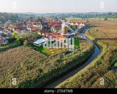 Vista aerea Cley-Next-the-Sea e mulino a vento da drone, Cley, Norfolk, Regno Unito Foto Stock