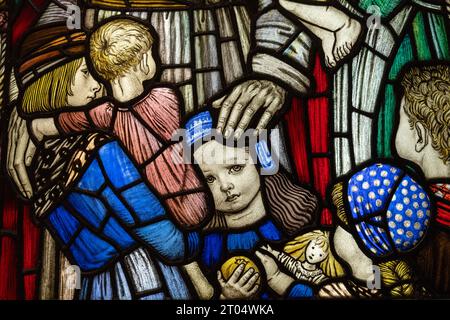 Dettaglio da una vetrata disegnata da Robert Anning Bell (1863-1933); Children with Jesus. Foto Stock