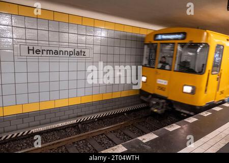 Stazione della U-Bahn Hermannplatz, U8, Bahnsteig, BVG, oeffentlicher Nahverkehr, Berlino Foto Stock