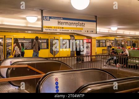 Stazione della U-Bahn Hermannplatz, U7, Bahnsteig, BVG, oeffentlicher Nahverkehr, Berlino Foto Stock