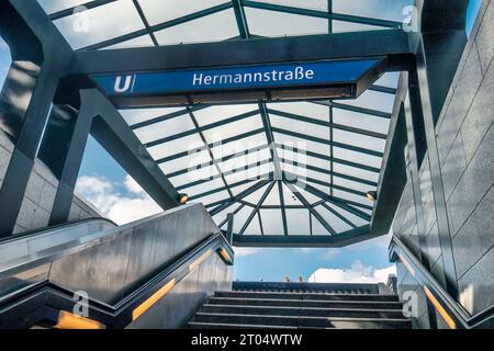 Stazione della U-Bahn Hermannstrasse, U8, Bahnsteig, BVG, oeffentlicher Nahverkehr, Berlino Foto Stock