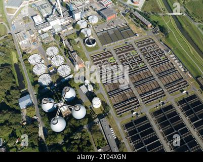 Vista aerea con drone di un impianto di depurazione, impianto industriale per la pulizia e la depurazione dell'acqua. Circolo delle acque reflue di pulizia. Foto Stock