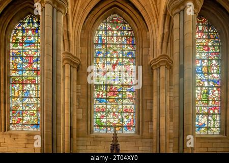 Vetrate colorate nella Cattedrale di Truro, Truro, Cornovaglia, Inghilterra Foto Stock