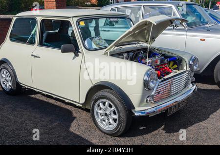 Carryduff, County Down, Irlanda del Nord 23 settembre 2023 - Mini bianca con cofano aperto che mostra un blocco motore incontaminato Foto Stock