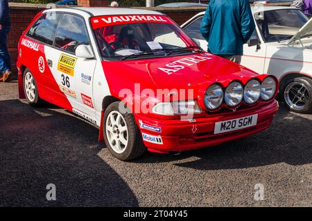 Carryduff, County Down, Irlanda del Nord 23 settembre 2023 - Red Vauxhall Astra rally car con 4 punti e varie decalcomanie. Foto Stock