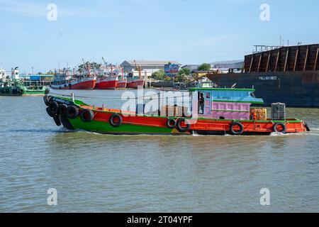 Una barca da pesca tailandese presso il fiume Tha Chin vicino al mercato Mahachai nel distretto di Mueang Samut Sakhon, Thailandia e Asia Foto Stock